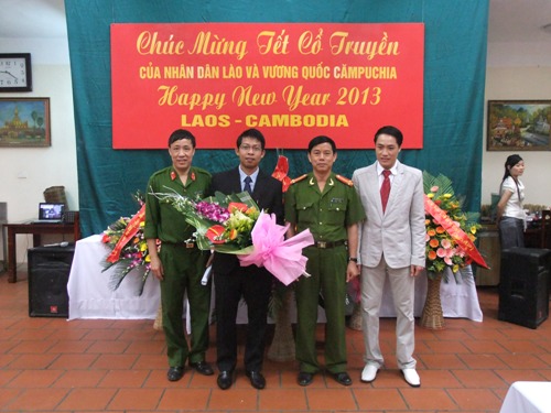 Các cán bộ, giảng viên Học viện tới tặng hoa và chúc mừng học viên hai quốc gia Lào và Campuchia nhân dịp Tết cổ truyền